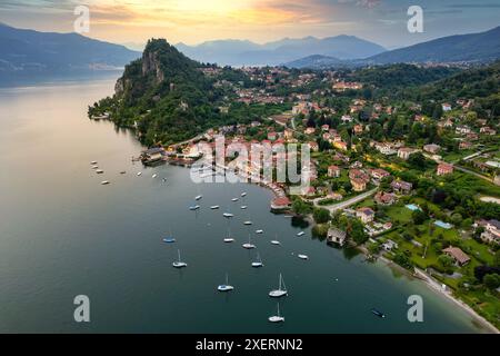 Aus der Vogelperspektive auf die Rocca von Calde und den Lago Maggiore an einem Sommertag - kleine Stadt Castelveccana, Varese, Italien. Der Lago Maggiore ist einer der wichtigsten Stockfoto