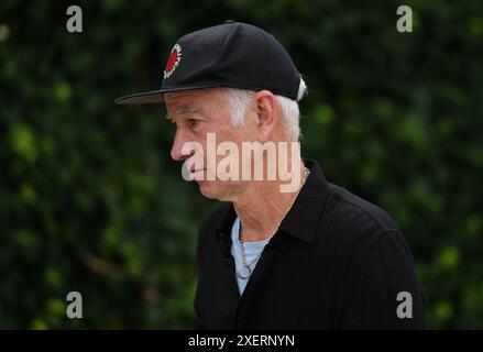 John McEnroe im All England Lawn Tennis and Croquet Club in London vor den Wimbledon Championships, die am 1. Juli beginnen. Bilddatum: Samstag, 29. Juni 2024. Stockfoto