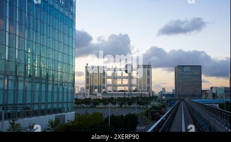 Fuji TV Gebäude, Odaiba, Yurikamome-Linie, Einschienenbahn, Tokio, Japan. Stockfoto