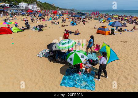 Bournemouth, Dorset, Großbritannien. Juni 2024. Wetter in Großbritannien: Menschenmassen strömen an einem heißen, sonnigen Tag zu den Stränden von Bournemouth und genießen die Sonne. Die Strände werden voll und die Parkplätze sind voll. Quelle: Carolyn Jenkins/Alamy Live News Stockfoto