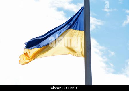 Ukrainische Flagge hängt am Fahnenmast während der Militärparade, die dem Unabhängigkeitstag der Ukraine gewidmet ist. August 2018. Kiew, Ukraine Stockfoto