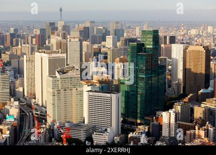 Wolkenkratzer, Izumi Garden Tower, Blick auf die Stadt Tokio, Tokio, Japan. Stockfoto