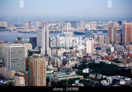 Regenbogenbrücke, Odaiba, Tokyo City View, Roppongi Hills Mori Tower, Tokyo, Japan. Stockfoto