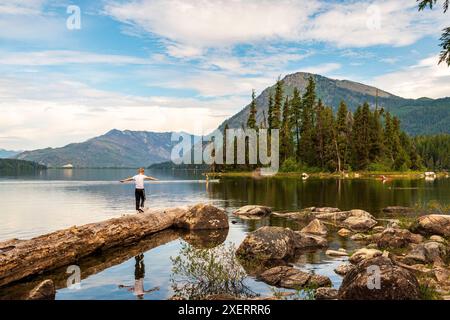 Boy Balancing auf einem Baumstamm im Lake Wenatchee State Park im US-Bundesstaat Washington Stockfoto