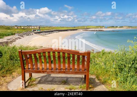 Bank mit Blick auf den Sandstrand in L'Ancresse Bay von der Ostseite. Vale, Guernsey, Kanalinseln, Großbritannien, Europa Stockfoto