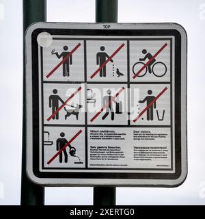 Karlsbad, Tschechien, 10. Juni 2024: Beschilderung mit Piktogrammen und Verboten für das historische Zentrum von Karlsbad Stockfoto