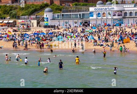 Bournemouth, Dorset, Großbritannien. Juni 2024. Wetter in Großbritannien: Menschenmassen strömen an einem heißen, sonnigen Tag zu den Stränden von Bournemouth und genießen die Sonne. Die Strände werden voll und die Parkplätze sind voll. Quelle: Carolyn Jenkins/Alamy Live News Stockfoto