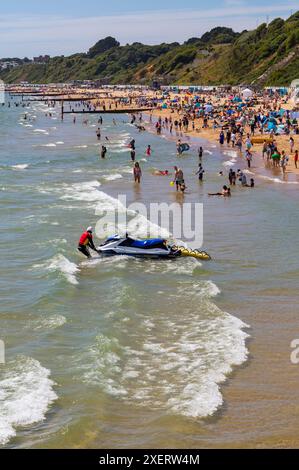 Bournemouth, Dorset, Großbritannien. Juni 2024. Wetter in Großbritannien: Menschenmassen strömen an einem heißen, sonnigen Tag zu den Stränden von Bournemouth und genießen die Sonne. Die Strände werden voll und die Parkplätze sind voll. Quelle: Carolyn Jenkins/Alamy Live News Stockfoto