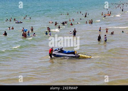 Bournemouth, Dorset, Großbritannien. Juni 2024. Wetter in Großbritannien: Menschenmassen strömen an einem heißen, sonnigen Tag zu den Stränden von Bournemouth und genießen die Sonne. Die Strände werden voll und die Parkplätze sind voll. Quelle: Carolyn Jenkins/Alamy Live News Stockfoto