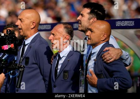 Italien-Trainer Luciano Spalletti (rechts) mit dem Leiter der Nationalmannschaft Gianluigi Buffon vor dem Achtelfinale der UEFA Euro 2024 im Olympiastadion in Berlin. Bilddatum: Samstag, 29. Juni 2024. Stockfoto