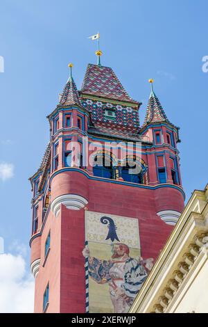 Basler altes rathouse - rotes Gebäude mit blauem Himmel im Hintergrund. Das Gebäude hat einen Turm und eine Uhr Stockfoto