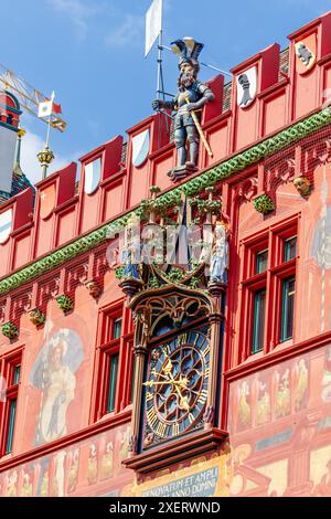 Basler altes rathouse - rotes Gebäude mit blauem Himmel im Hintergrund. Das Gebäude hat einen Turm und eine Uhr Stockfoto