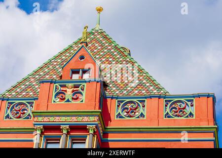 Basler altes rathouse - rotes Gebäude mit blauem Himmel im Hintergrund. Das Gebäude hat einen Turm und eine Uhr Stockfoto