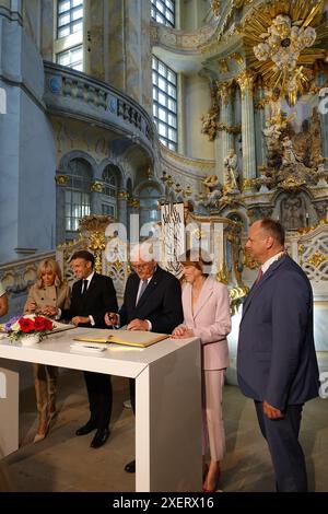 Der französische Staatspräsident Macron und sein deutscher Amtskollege Steinmeier unterzeichnen das Gästebuch in der Dresdner Kirche während des Staatsbesuchs von Emmanuel Macron Stockfoto