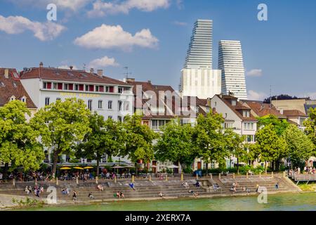 Basler Stadt - Eine Brücke überspannt den Rhein mit einer Stadt im Hintergrund. Die Brücke ist ein Steinbauwerk mit einem rot-weißen Schild. Die Stadt ist Fil Stockfoto