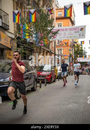 Madrid, Spanien. Juni 2024. Gay Pride Madrid Juni 2024 High Heels Race , (Gay Men Racing in High Heels) - Carrera de Tacones, Chueca, Madrid Credit: Reppans/Alamy Live News Stockfoto