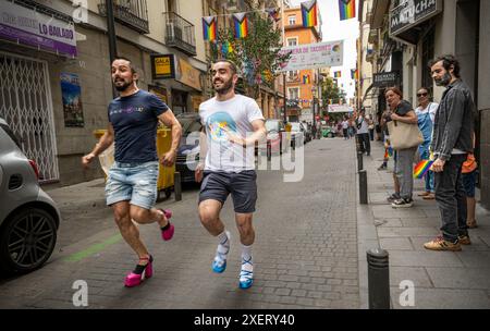 Madrid, Spanien. Juni 2024. Gay Pride Madrid Juni 2024 High Heels Race , (Gay Men Racing in High Heels) - Carrera de Tacones, Chueca, Madrid Credit: Reppans/Alamy Live News Stockfoto