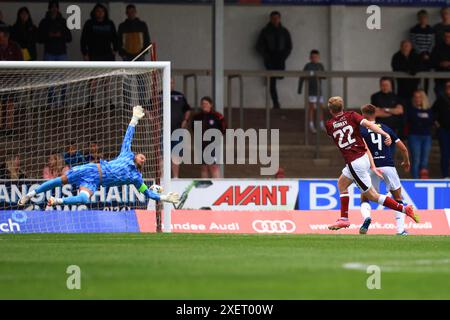 Gayfield Park, Arbroath, Großbritannien. Juni 2024. Football Friendly vor der Saison, Arbroath gegen Dundee; Innes Murray of Arbroath schießt und erzielt 3-1 Credit: Action Plus Sports/Alamy Live News Stockfoto