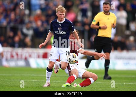 Gayfield Park, Arbroath, Großbritannien. Juni 2024. Vor der Saison Football Friendly, Arbroath gegen Dundee; Lyall Cameron aus Dundee übertrifft Arbroath Trialist Credit: Action Plus Sports/Alamy Live News Stockfoto