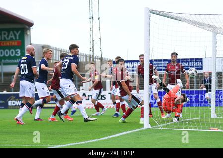 Gayfield Park, Arbroath, Großbritannien. Juni 2024. Football-freundlich vor der Saison, Arbroath gegen Dundee; Max Anderson aus Dundee erzielt 3-0 Credit: Action Plus Sports/Alamy Live News Stockfoto