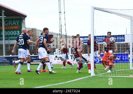 Gayfield Park, Arbroath, Großbritannien. Juni 2024. Football-freundlich vor der Saison, Arbroath gegen Dundee; Max Anderson aus Dundee erzielt 3-0 Credit: Action Plus Sports/Alamy Live News Stockfoto