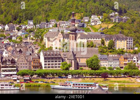 Alte Fachwerkhäuser am Ufer der Mosel an einem sonnigen Tag, Cochem, Deutschland Stockfoto