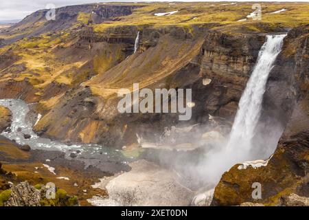 Haifoss-Wasserfall im Fossardalur-Tal in Island, Landschaftsblick auf den tiefen Canyon, der mit Gras und Moos bedeckt ist. Stockfoto