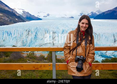 Touristen machen Fotos. Perito Moreno Gletscher. Nationalpark Los Glaciares. In der Nähe von El Calafate. Provinz Santa Cruz. Patagonien. Argentinien. Stockfoto