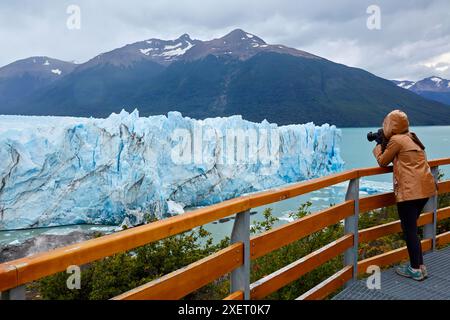 Touristen machen Fotos. Perito Moreno Gletscher. Nationalpark Los Glaciares. In der Nähe von El Calafate. Provinz Santa Cruz. Patagonien. Argentinien. Stockfoto