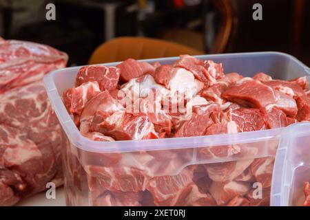 Rohes Schweinefleisch wird zum Marinieren zubereitet, bevor es auf dem Grill gegrillt wird Stockfoto