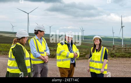 Kate Forbe s& Lyn Jardine in Aikengall Community Windpark, Wahlkampagne 2024, East Lothian, Schottland, Großbritannien Stockfoto