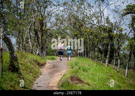 Menschen zu Fuß im Arenal Volcano Nationalpark, Costa Rica, Mittelamerika Stockfoto