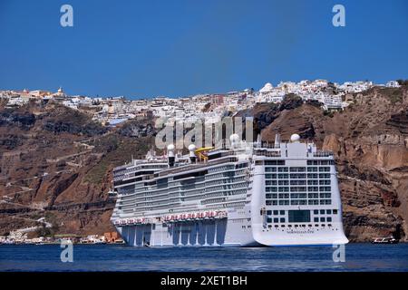 Norwegisches Kreuzfahrtschiff Epic liegt unterhalb der Fira. Santorin, Kykladen, Griechenland. Stockfoto