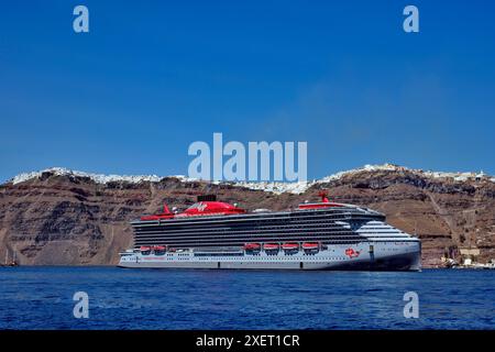 Jungfrau 'Resilient Lady' Kreuzfahrtschiff liegt unter Imerovigli und Fira. Santorin, Kykladen, Griechenland. Stockfoto