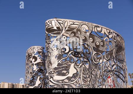 Baku. Aserbaidschan. 10.23.2021. Ein wunderschöner Grundriss des Mädchenturms im Ganjlik Park. Stockfoto