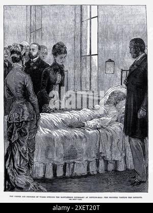 Dieses Bild zeigt einen historischen Moment, als der Prinz und die Prinzessin von Wales das Marylebone Infirmary in Notting Hill (1881) eröffneten. Das Bild zeigt das königliche Paar, zusammen mit anderen Würdenträgern, die Patienten im Krankenhaus besuchen. Die Szene wird in einer formellen und düsteren Umgebung aufgezeichnet, die die Bedeutung dieses Ereignisses und die Versorgung der Patienten unterstreicht. Stockfoto