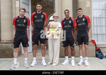 Freiberg, Deutschland. Juni 2024. Belgiens Kevin de Bruyne, Belgiens Torhüter Koen Casteels, Marion Mayer-Verfelder (Coodinator Euro2024 Baden Württemberg), Belgiens Youri Tielemans und Belgiens Timothy Castagne, die während eines informellen Presseshots einiger Spieler der belgischen Fußballnationalmannschaft Red Devils am Samstag, den 29. Juni 2024, in ihrem Basislager in Freiberg am Neckar, gezeigt wurden, während der UEFA Euro 2024 Fußball-Europameisterschaft. Am Montag treffen die Roten Teufel in der Achtelrunde auf Frankreich. BELGA FOTO BRUNO FAHY Credit: Belga News Agency/Alamy Live News Stockfoto