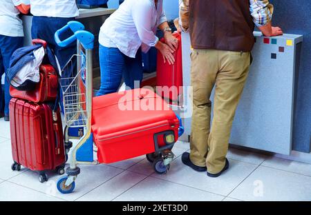 Gepäckaufgabe. Abflughalle des Internationalen Flughafens Ministro Pistarini in Buenos Aires. Argentinien. Stockfoto