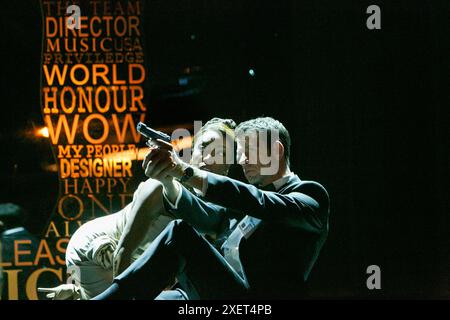 Heather Headley (Rachel Marron), Lloyd Owen (Frank Farmer) im BODYGUARD am Adelphi Theatre, London WC2 12/2012 Buch von Alexander Dinelaris basierend auf dem Film von Lawrence Kasdan Design: Tim Hatley Beleuchtung: Mark Henderson Choreographie: Arthur Pita Regie: Thea Sharrock Stockfoto