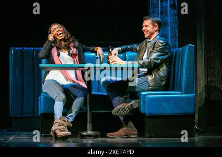 Heather Headley (Rachel Marron), Lloyd Owen (Frank Farmer) im BODYGUARD am Adelphi Theatre, London WC2 12/2012 Buch von Alexander Dinelaris basierend auf dem Film von Lawrence Kasdan Design: Tim Hatley Beleuchtung: Mark Henderson Choreographie: Arthur Pita Regie: Thea Sharrock Stockfoto