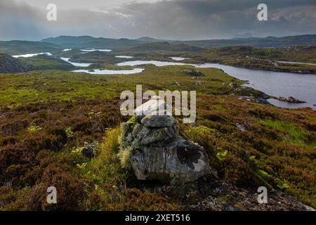 Ein atemberaubender Sonnenuntergang über den Lochs von Assynt in Nordschottland Stockfoto