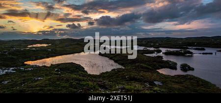 Ein atemberaubender Sonnenuntergang über den Lochs von Assynt in Nordschottland Stockfoto