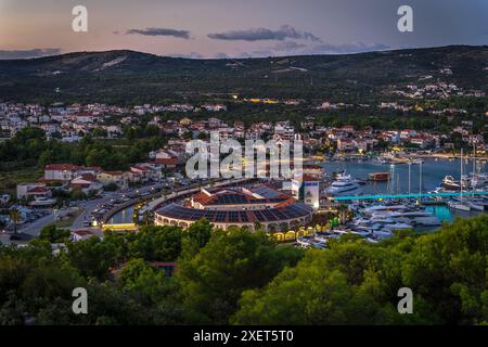 Rogoznica, Kroatien - 4. September 2023 - wunderschöner Sonnenuntergang in Rogoznica mit Marina Frapa Stockfoto