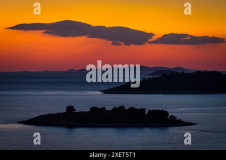 Kleine Inseln der Adria, die bei Sonnenuntergang von Rogoznica aus aufgenommen wurden; kroatische Landschafttapete Stockfoto