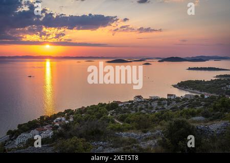Typisch kroatischer Sonnenuntergang in Murter, mit kleinen Inseln in der Ferne Stockfoto