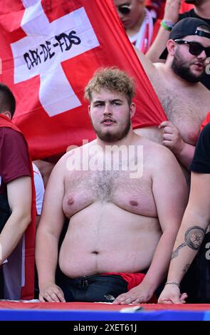 Berlin, Deutschland. Juni 2024. Beim Spiel der UEFA Euro 2024 zwischen der Schweiz und Italien im Achtelfinale spielte der Schweizer Fan am 29. Juni 2024 im Olympiastadion in München. (Foto: Valeria WItters/Witters/PRESSINPHOTO) Credit: PRESSINPHOTO SPORTS AGENCY/Alamy Live News Stockfoto