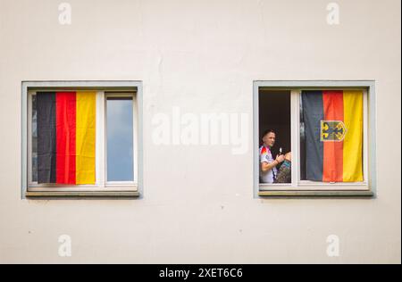 Dortmund, Deutschland. Juni 2024. Deutsche Fans dänischer Fans stürmen vom Westpark ins Stadion. Deutschland - Dänemark Deutschland - Dänemark 29.06.2024 Credit: Moritz Müller/Alamy Live News Stockfoto