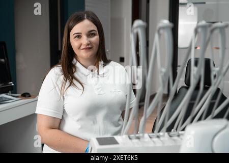 Der Blick des Arztes auf die Kamera drückt Offenheit und Zugänglichkeit für professionelle Ratschläge aus, die Ihnen immer bei jedem Aspekt Ihres helfen Stockfoto