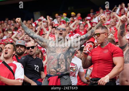 Dänische Fans in der Tribüne vor dem Achtelfinale der UEFA Euro 2024 im BVB Stadion Dortmund in Dortmund. Bilddatum: Samstag, 29. Juni 2024. Stockfoto