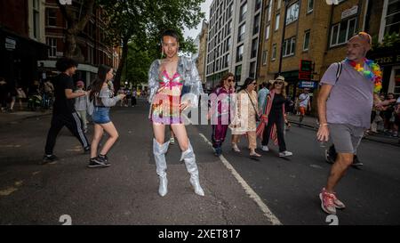 London, Großbritannien. 29. Juni 2024. Ein kostümierter Nachtschwärmer auf dem Weg nach Soho bereitet sich darauf vor, bis in die Nacht nach der Parade für Pride in London zu feiern, an der Tausende von Besuchern teilnahmen. Pride in London begann 1972 als Protest, um die Aufmerksamkeit der LGBT-Community zu lenken. Die ursprünglichen Organisatoren, die Gay Liberation Front (GLF), haben erklärt, dass Pride in London übermäßig kommerzialisiert und von Konzernen dominiert wurde. Quelle: Stephen Chung / Alamy Live News Stockfoto